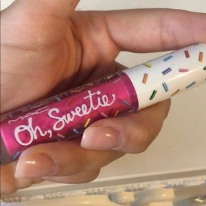 Mac Oh Sweetie lip color in “Raspberry Pavlova”